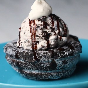 437K views · 1.8K reactions | It’s a cookies and cream overload! Freeze and fry edible chocolate cookie churro bowls, coat in sugar, and serve with a scoop of cookies and cream ice cream. Worried about wasting the cookie cream filling? Turn it into an extra sweet whipped cream for a fun topping! Recipe: https://tasty.co/recipe/cookies-and-cream-churro-ice-cream-bowls | Tasty | Facebook