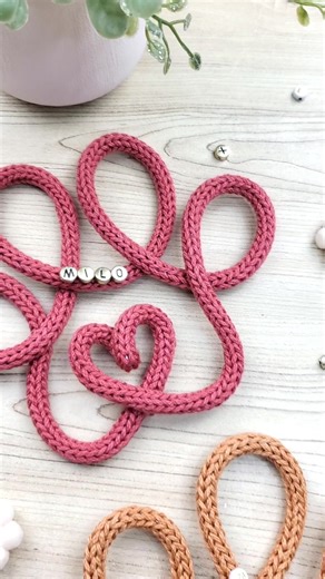 Crafting cute knitted wire paws. Would you like to create it yourself for your beloved furry friend? Find this easy to make wire template in the Animal templates pack. 🐾 This pack is also included in the course or templates bundle. Please visit the link in Bio! DM me if you have any questions. . . . #knittedwireart #knittedwirecourse #minitutorials #knittedwiretemplates #knittedwirenames #knittedwirecourse