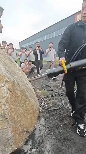 676K views · 823 reactions | How a Hydraulic Rock Splitter Works #reelsviralシfb #reelsfbシ #reels2025 | Seen Today | Facebook