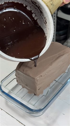 Puguh Kristanto on Instagram: ". Chocolate Cake Simpe Favorit Bahan Chocolate Cream: 400 Ml Cream Cair 100 Gr Coklat Batang (aku pake colata dark) 20 Gr Gula Pasir Bahan Cake Brownies: 1 Sachet Brownies Instan (aku pake nutricake) 1 Butir Telur 100 Gr Mentega Cair 5 Sdm Air Bahan Chocolate Glaze: 200 Ml Susu Fullcream 120 Gr Gula Pasir 50 Gr Coklat Bubuk 1/2 Sdt Agar-Agar Tanpa Rasa Loyang kotak 15x15 Kukus api kecil 30 menit"