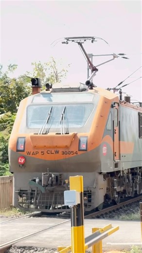 INSANE Speed of the WAP-5 Electric Locomotive ⚡ #Railtechexplained #indianrailways #wap5locomotive