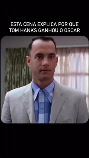 Filme da Hora on Instagram: "“Forrest Gump (1994) não foi apenas um filme – foi uma aposta de vida. 🏃‍♂️💨 Quando a Paramount cortou US$ 10 milhões do orçamento, o estúdio achou que a cena da corrida pelos EUA era “desnecessária”. Robert Zemeckis e Tom Hanks discordaram tanto que abriram mão de seus salários e pagaram a cena do próprio bolso. 💸 Essa “loucura” rendeu a Hanks quase US$ 70 milhões, já que ele trocou o cachê por participação nos lucros. Mas os bastidores escondem segredos ainda me
