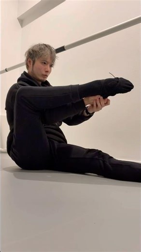 新しいシューズを開ける｜バレエダンサーの日常 踊る前の、静かな準備。 #shorts#バレエ #バレエダンサー#バレエシューズ #ダンサーの日常