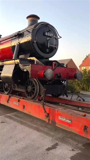 HOW BEAUTIFUL! A closer look at the new Hogwarts Express from the Harry Potter series on HBO Max! 🚂 | Hogwarts Family