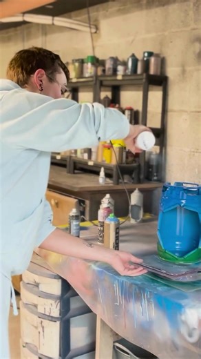 🎨 Quand le design prend vie : focus sur Jonas Enault et son atelier créatif Vous l’avez sûrement aperçu au Marché de Noël des étudiants 🎄 sur le campus de Caen... mais connaissez-vous réellement son talent caché ? Jonas Enault, étudiant en Bachelor 1ʳᵉ année en Digital Design, nous plonge dans son univers. L'équipe MyDigitalSchool Caen a eu le privilège de découvrir son atelier créatif ainsi que son univers artistique. À travers ses designs et tags de bombes, il nous partage son processus de c