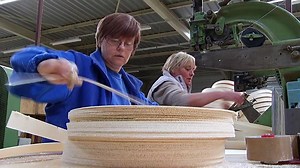 57K views · 404 reactions | ABC Emballage ! Cette entreprise meusienne située dans le petit village de Rigny-la-Salle produit des emballages en bois et en plastique. Dont, par exemple, celui du fameux fromage"Caprice des Dieux". Reportage au cœur de cette fabrication artisanale signé Anne-Sophie Pierson | Moselle TV | Facebook