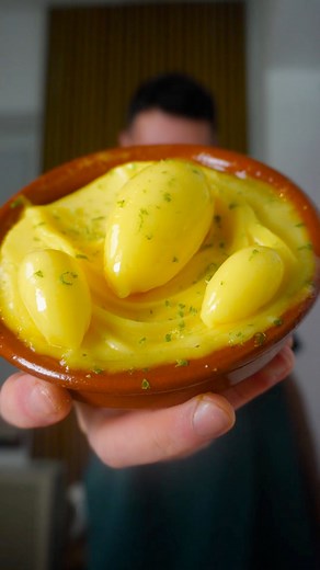 Mango Eis🥭so cremig🍦ohne Sahne 🫠Bin mal gespannt wieviele Leute kommentieren : Sorbet😂Eigentlich ist es ja auch ein Sorbet und keine Eiscreme.Für die Zutaten:500 g Mango Püree 110 g Zucker 110 g Wasser. 1 Limettenblatt ( geht auch ohne)Abrieb und Saft einer Limette Prise Salz Wichtig:- Sirup aus Wasser und Zucker nennt sich Läuterzucker- Gemeinsam aufkochen bis Zucker sich auflöst- abkühlen und mit Mangopüree vermischen- Spritzer Limetten dazu und Salz- verrühren und in Eiswürfelbehälter ode