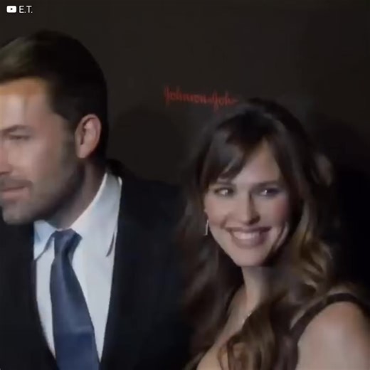 Por mucho tiempo Jennifer Garner aceptó las humillaciones de su esposo por amor. Pero cuando la engañó con la niñera fue el detonante para que su matrimonio se terminara. Hoy la aclamada actriz ha decidido llenarse de valor y darle una gran lección al padre de sus hijos con un hombre del pasado. Síguenos en nuestro canal de YouTube: http://bit.ly/yt-iconos Ver menos | Upsocl Mujer