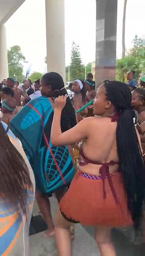 When Basotho meet Batswana — it’s pure love! ❤️🇧🇼🥳🇱🇸 This is the unity and joy that children across nations deserve to experience. Mafitlhakgosi dancers from Botswana joyfully embraced the vibrant sounds of Lesotho, beautifully presented by Sothokids Culture Agency le Moshana Lihlabeng Tsa Moshoeshoe. 🥁❤️🇱🇸 Culture, connection, and celebration — this is Africa united through youth and tradition! #SothokidsCultureAgency #TsaMoshoeshoe #BasothoMeetsBatswana #WorldChildrensDay2025 #UnityThr