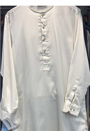 Simple plain collarless white shalwar kameez with cuffed sleeves. Available in collar and collarless. Ready to dress up or down. Poly cotton to boski material. Buttons may vary. We have a large variety of colours and fabrics for any occasion any season, from Jummah to groom ✨ Selected lines available in father and son. Sizes from XS to 5XL Shop the full collection in-store or order via DM or WhatsApp: 44 7549332327 🛍️ #shalwarkameez #kurtapyjama #eidoutfit #weddingguest #fatherandson