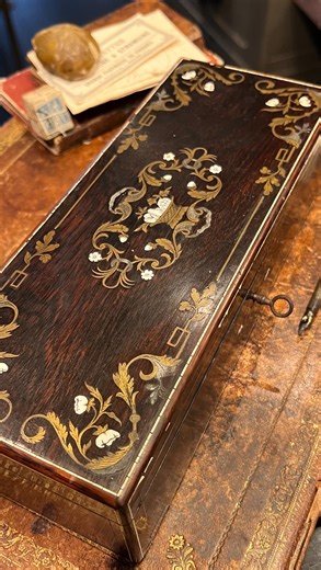 J’ai une passion pour les boites et notamment les boites de l’époque Napoléon III. Donc je craque régulièrement et vous en propose en boutique! Mais ces belles boîtes sont pratiques à détourner pour y ranger vos petits trésors et autres curiosités! Et surtout bien plus jolies que les boîtes en plexi! Voici donc 2 boîtes à gants d’époque Napoléon III. La première en bois noirci avec un intérieur en placage de bois d’ébène de Macassar est typique de l’époque Napoléon III et de l’utilisation du boi