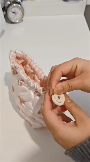 Drawstring Bag/Storage Basket |Tutorial included, perfect for beginners! ✅Materials Needed 1️⃣Outer Fabric: 25cm × 25cm(2pieces) 2️⃣Lining Fabric: 25cm × 25cm (2pieces) 3️⃣Drawstring Cords: 55cm (2 pieces) | Tutorial sewing