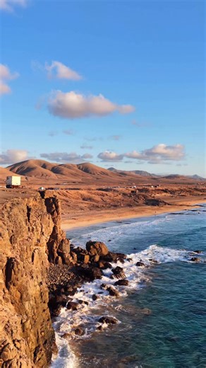 Primera playa…. Cotilleando. #welovefuerte #fuerteventura #wanderlust #canaryislands #fuerteventuraexperience #beach #latituddevida #dji #beautifuldestinations #elcotillo #playadecotillo #islascanarias | Welovefuerte