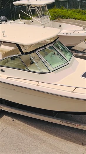 Sofia Jewelewicz | Yacht Broker on Instagram: "Walkthrough – 2005 Pursuit 2670 Denali LS ⚓ Twin Yamaha F200s, Raymarine C120 chartplotter/fishfinder, Bluetooth audio, VHF, livewell, fishboxes, raw water washdown, isinglass enclosure, and a comfortable V-berth with electric head. A solid offshore crossover that balances fishing capability with cruising comfort. 💰 $61,000 | 📍 Miami Contact @bluetopyachting for details. #PursuitBoats #2670Denali #BlueTopYachting #BoatForSale"