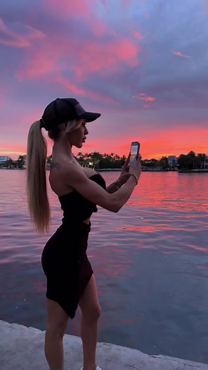 Am I blocking the view? Or am I the view? #AutumnBlair #views #travel #sunset #sky #beautiful #ponytail #smallwaist #waist #lips #biglips #barbie #barbiedoll #bimbo #fitness #fit #fitspo #inspo #bodypositivity #fyp #viral #trending #hack #howto