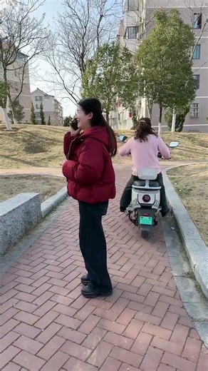 Don't make phone calls on the roadside #helpothers #kindness #inspiration