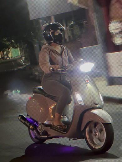 Vespa Matic: Cewek Cantik Naik Motor Vespa Malam Hari