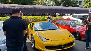 PANOORIN: Pinangunahan ni Land Transportation Office (LTO) Chief Assistant Secretary Markus Lacanilao ang pormal na pag-turnover ng isang kulay dilaw na Ferrari sa Bureau of Customs (BOC) ngayong Huwebes, Nobyembre 6. Nasita ang naturang sports car ng mga tauhan ng LTO sa Subic-Clark-Tarlac Expressway (SCTEX) sa Tarlac City noong Nobyembre 2. Nadiskubreng walang front license plate ang Ferrari at minamaneho ito nang walang valid driver's license. Dahil dito, mahaharap ang driver sa mga paglabag 