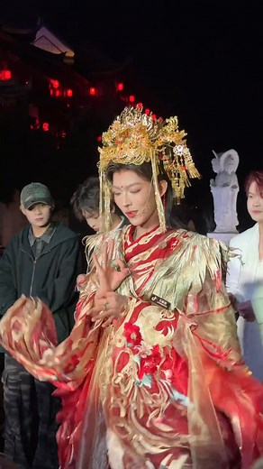 29K views · 2.7K reactions | 龍之夢太湖演藝城居然有這么媚的NPC#鳳冠霞帔 #婚服 #觀眾視角 #景區npc的頂級臨場反應 | 几只呀 | Facebook