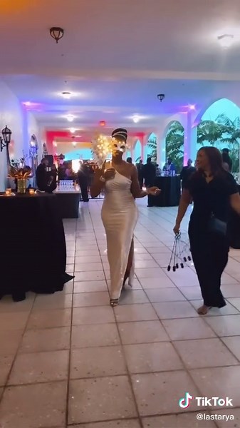 Masquerade ball ⭐️✨ #howitstarted #howitends #winner #hit￼ #queen #gold #slay #beautiful #glam