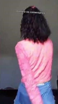 Novinha dançando funk com shortinho