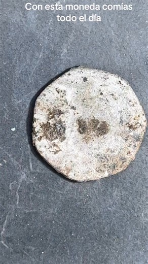 ✨ Hoy le doy nueva vida a una moneda clásica mexicana ✨ Estoy limpiando una moneda de 10 pesos de los años 70 con la imagen de Miguel Hidalgo 🇲🇽💰 Estas monedas forman parte de la historia de México y tienen un gran valor nostálgico. En el anverso podemos ver el perfil de Miguel Hidalgo y Costilla, uno de los principales líderes de la Independencia, y en el reverso el Escudo Nacional con el águila devorando a la serpiente 🦅🐍 #videoviralシ #paratiiiiiiiiiiiiiiiiiiiiiiiiiiiiiii #frpシ #AntesYDes