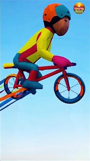The Kite Is Amazing! 🪁🌤️🚴 #shorts #kite-flying