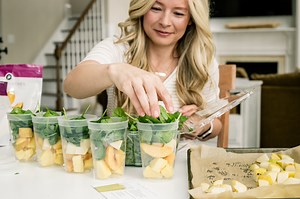 Breakfast made easy! These smoothie cups are a morning game changer