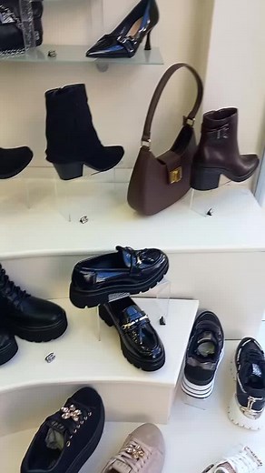 Βίντεο χρήστη Mavridou Shoes (@mavridou.shoes) με μουσική Fashion Show - NaderGator