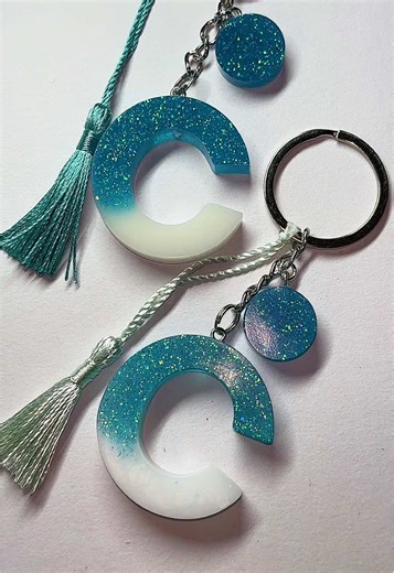 Porta-chaves em Resina duas cores personalizados com branco e glitter azul 🤍🩵✨ || encomendas personalizadas por ig.: @infinity_arte_store