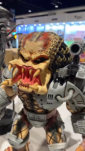 Some shots of the @52toys Predator Figure I designed and sculpted a couple years back now displayed at @designercon 2025. This figure comes with full armor, shoulder cannon, helmet, string of skulls and spinal column and 2 different heads. Closed and open mouth. Love this guy, and hope you do to! Thanks to my friend @strykerwang for the continued and valued partnership. The release will be next year and hope you all can join the hunt! #jamesgroman #52toys #predator #predatorprey #predatorbadland