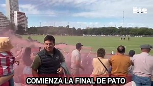 FINAL DEL ABIERTO DE PATO 🐎 En el Campo Argentino de Polo de Palermo, acaba de comenzar la final del Abierto de Pato entre San Patricio de Las Heras y el Siasgo de Villanueva que ha colmado la tribuna de rojo y negro. El primer tanto del partido fue para Justo Bermúdez del Siasgo y el segundo para Facundo Taberna de San Patricio. El 1er tiempo terminó empatado en 2 tantos. | Fm Río 104.3 General Belgrano