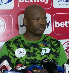 SIMBA vs NSINGIZINI: “Sisi ni timu ndogo kwao lakini tulionesha uwezo wetu” Kocha wa Nsingizini Hotspurs, Mandla David Qhogi amesema pamoja na kufungwa magoli 3-0 nyumbani kwao, lakini waliwaonesha uwezo wapinzani wao Simba na walilitambua hilo. Kocha huyo anasema wamekuja kupambana kuubadili ubao wa magoli na kuifanya nchi yao ijisikie faraja japo wanajua kuwa jambo hilo sio jepesi. Qhogi anasema wanajua kutakuwa na mashabiki wengi wakiihanikiza Simba, lakini wao hawatotoa fursa ya kufungwa gol