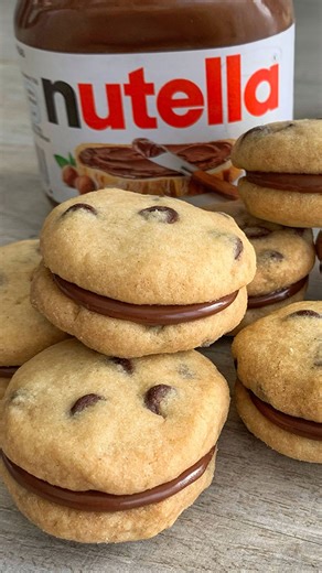 Nutella filled Chocolate Chip Cookie Sandwiches 😍 Soft delicious chocolate chip shortbread cookies, with a layer of Nutella in the middle 🤤 For these you only need 5-ingredients and you can swap the spread for Biscoff, peanut butter or something else 🥰 Sound on for full instructions 🔉 All you need is: 110g salted butter, softened 55g granulated sugar 160g plain flour 80g chocolate chips 50g Nutella or spread of your choice Makes around 20 mini cookies Bake 180C/160C (fan) 10 minutes - don’t