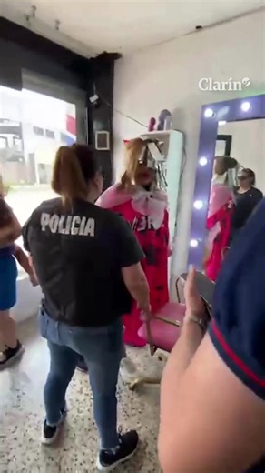 Clarín on Instagram: "“Dejame que me saque las mechas del pelo”: detuvieron a la líder de una banda de entraderas mientras se teñía en la peluquería La Policía sabía que Mayra Solorzano (37) iba a estar no menos de dos o tres horas en la peluquería. Los detectives de la DDI de La Matanza esperaron el momento y fueron a detenerla. La encontraron con una capa rosa, con broches y papel aluminio en el pelo. Se estaba haciendo una decoloración para un balayage. La mujer está acusada de ser la líder 