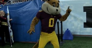 Goldy Gopher "Shakes it Off" at Quick Lane Bowl