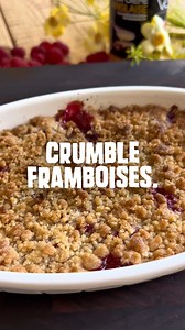FRAMBOISES EN VUE = CRUMBLE OBLIGATOIRE 🍓😋 Un dessert crousti-fondant, facile à faire et encore plus facile à finir. 😋 📍Profitez-en, c’est la pleine saison des framboises en ce moment, retrouvez-les sur les étals de votre magasin fresh. 🛒 RECETTE : - Dans un saladier, mélangez 350 g de framboises, un peu de sucre et un filet de jus de citron. Réservez. - Dans un autre saladier, versez 120 g de farine, 80 g de sucre roux, 30 g de sucre blanc, 1 sachet de sucre vanillé et une pincée de cannel
