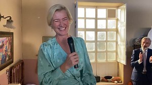 661K views · 22K reactions | ¡Llegó el día! Ha terminado el rodaje de Cuéntame cómo pasó, tras más de 20 años, 23 temporadas y más de 400 capítulos, la serie más longeva de nuestra televisión termina aquí ¡Gracias por todo! Maria Galiana, Ana Duato e Imanol Arias se despiden del equipo ❤️ | Cuéntame cómo pasó | Facebook