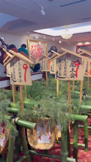 きものと on Instagram: "✨京の年中行事、吉例顔見世興行✨ 尾上菊之助改め 八代目尾上菊五郎襲名披露 尾上丑之助改め 六代目尾上菊之助襲名披露 京の師走の風物詩。 南座前にはまねきを見上げる着物姿の方々が集い、着物ファンにとってはその光景もまたみどころのひとつ。 きものと編集部では、宮川町さんの総見の日に伺わせていただきました🌸 注目の公演も、いよいよ千穐楽間近‼️ 歌舞伎への注目が高まるなか、2026年も気になるお芝居がたくさん！きものとでもご紹介してまいります。 🌱着物・和・京都にまつわるWebメディア🌱 #きものと @kimonoto__ ✨ぜひフォローをお願いいたします✨ ⁡ 🌱通販も実店舗もレンタルも🌱 #京都きもの市場 @kimonoichiba 銀座/京都/博多/横浜/静岡/神戸 ⁡ #着物"
