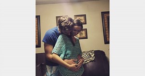 Il lui apprend qu'elle est enceinte et fait le buzz