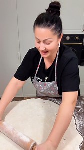 Am facut supa de gaina cu taitel de casa. Ai in video retea mea de taitei de casa, usor de facut si mega deliciosi in supa sau ciorbita. | Gabriela Cristea