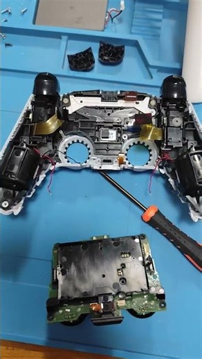 Ripariamo tasti L1-L2-R1-R2 e saldiamo i cavi dei motori