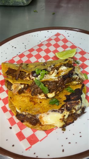 TAQUERIA DE BARRIO 🌮 on Instagram: "Envíale este video al que ya se tardó demasiado Los tacos de Regina no se pagan solos… Muévete, invita y no seas tibio 🌶️🔥 #notienenpare🔥 #reginataquería #tacos #monteria"