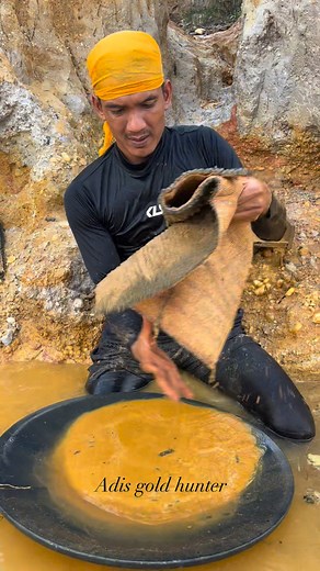 The process of finding gold | finding gold in bedrock fragments | finding gold nuggets worth $2500 amazing ‼️😱😱 #goldhunter #golddiscovery #lookingforgold #goldrush #goldnugget #goldhunter #goldadventure | Adis Gold Hunter