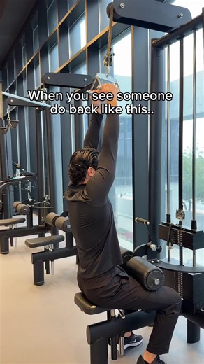 When you see someone do back like this… 👀 Using the smaller handle will limit your range of motion. Use the wide handle instead and turn your hands toward your face ✅ Swinging too much ❌ Lean back slightly ✅ Holding the handle too tight ❌ Go slightly wider than shoulder width. ✅ Pull to your collarbone, elbows pointing to the floor 💪🏼✅ Use a wider grip and keep your back neutral if you want to target lower/middle lats. If you want to target the traps and rear delts use the wide grip but lean 