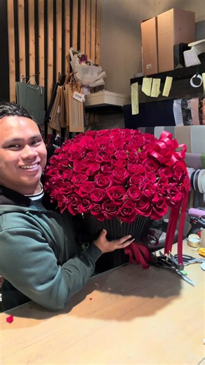 100pcs Round Bouquet of Fresh Red Roses for Any Occasion