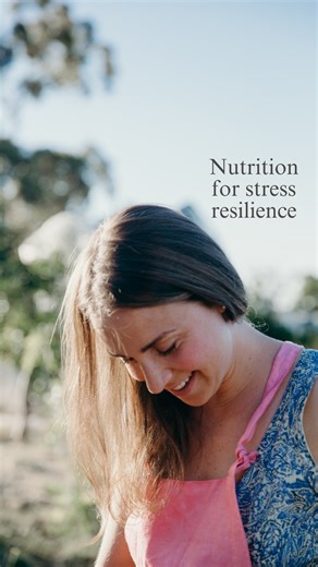 Did you know your diet impacts hormones, neurotransmitters, inflammation, and blood sugar—either fuelling stress or helping you recover and build resilience? Here are five key habits: 🌿 1. BALANCE BLOOD SUGAR Keeping blood sugar steady is key for metabolic health, brain function, and mood stability. Sharp spikes and crashes can trigger the stress response, increase inflammation, and lead to symptoms like anxiety or fatigue. Build meals around plenty of protein, fibre-rich carbs, and healthy fat