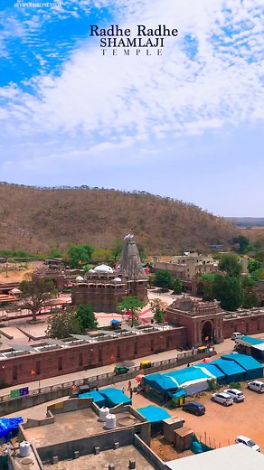 Savour the spiritual vibes of Shamlaji. The beautiful temple is nestled amidst scenic hills on the bank of the river Meshwo. For the Vaishnavites, Shamlaji is one of the hundred and fifty four most important holy shrines in India. The elegant temple's carvings depict the sacred epics of Ramayan and Mahabharat. Monsoon accentuates the beauty of the natural surroundings and is a great time to visit Shamlaji. 📍Shree Shamlaji Temple, Aravalli Mulubhai Bera #guajrattourism #gujarat #tourism #shamlaj