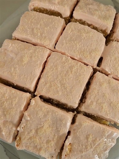 Let me plug you ka this easy and cost effective Cremora Snowball Sheet Cake recipe 😋🍰 INGREDIENTS: • 3½ cups self-raising flour • 1½ cups white sugar • 1¼ cups Cremora Original • ⅔ cups vegetable oil • ½ tin (192g) condensed milk • ¼ cup fresh lemon juice • ½ tsp pink food colouring SERVING SUGGESTION: Desiccated coconut EQUIPMENT NEEDED: • Large mixing bowls • Electric beater • 20cm x 30cm rectangular baking tray METHOD: • Preheat the oven to 170°C on fan-assist and line the base of a 20cm x 