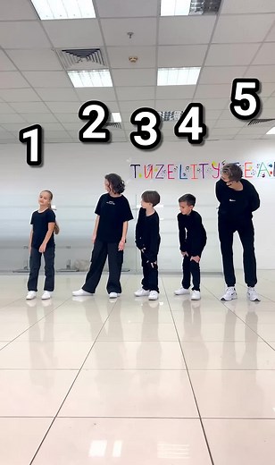 Shuffle Battle Who BEST DANCER #longervideosontiktok #shuffledance #learnontiktok #fyp #shuffle #tuzelitydance